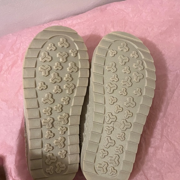Dearfoams Tan Kids Slippers - Picture 3 of 3